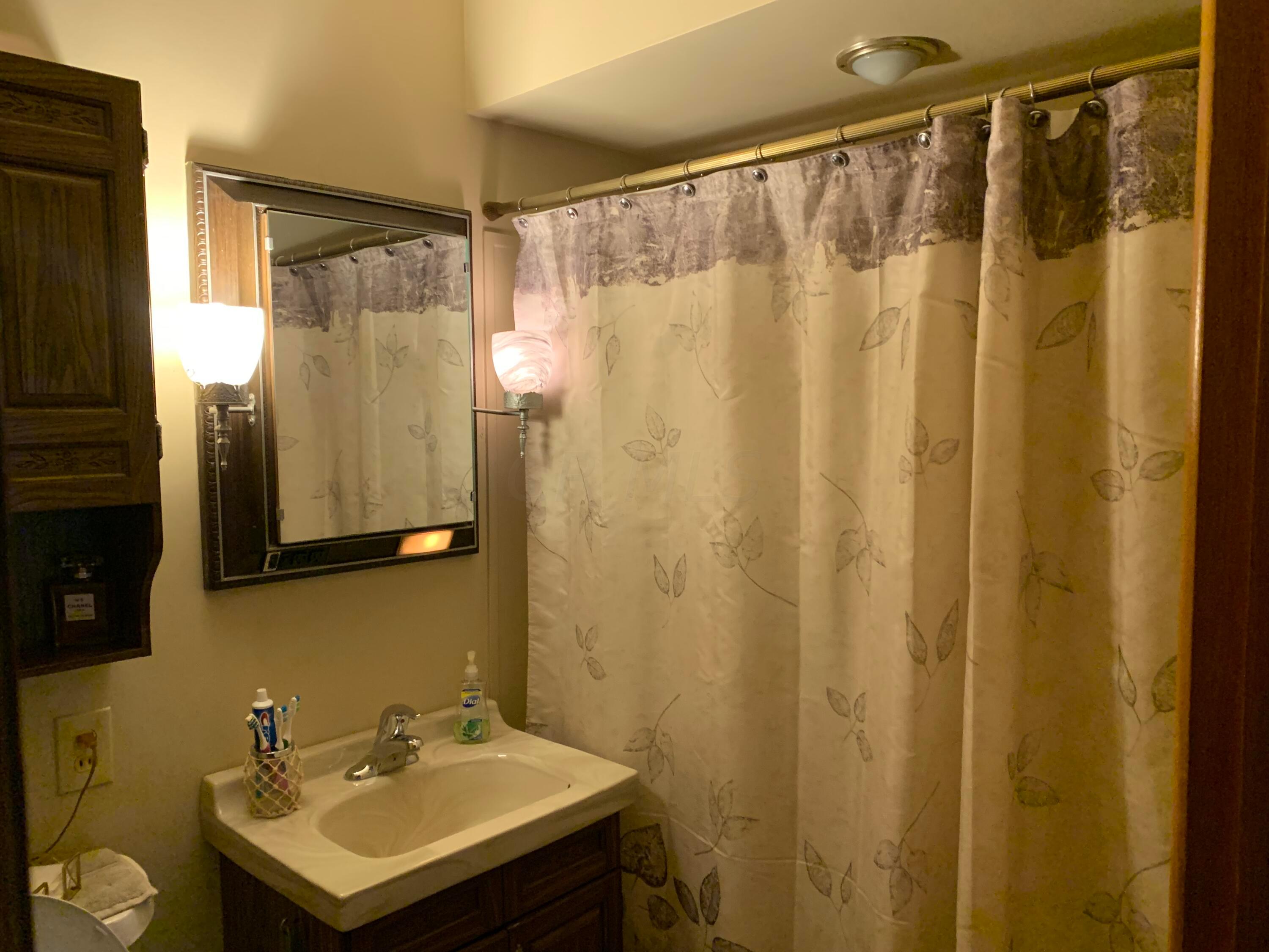 4833 Annhurst Road Columbus, OH 43228 - Photo 16 of 27 Hall Bathroom
