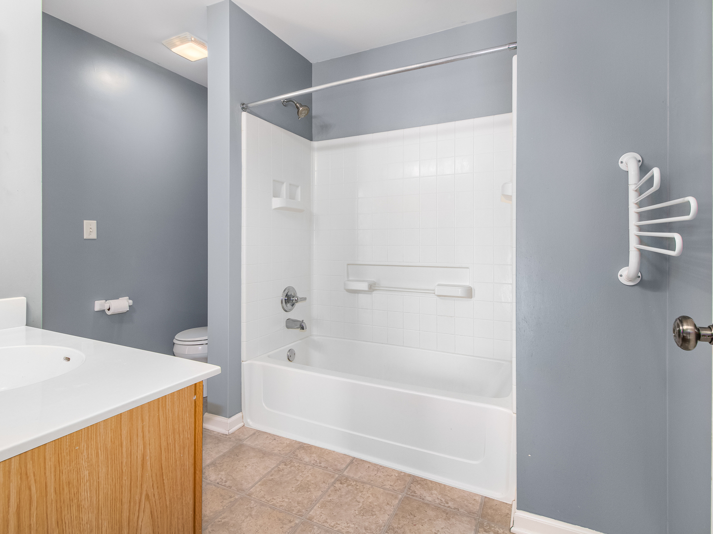 2817 Hoffman Street Plano, IL 60545 - Photo 14 of 25 a bathroom with a bathtub and a shower