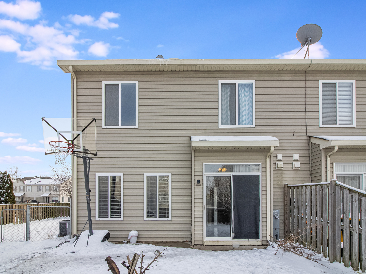 2817 Hoffman Street Plano, IL 60545 - Photo 3 of 25 a front view of a house