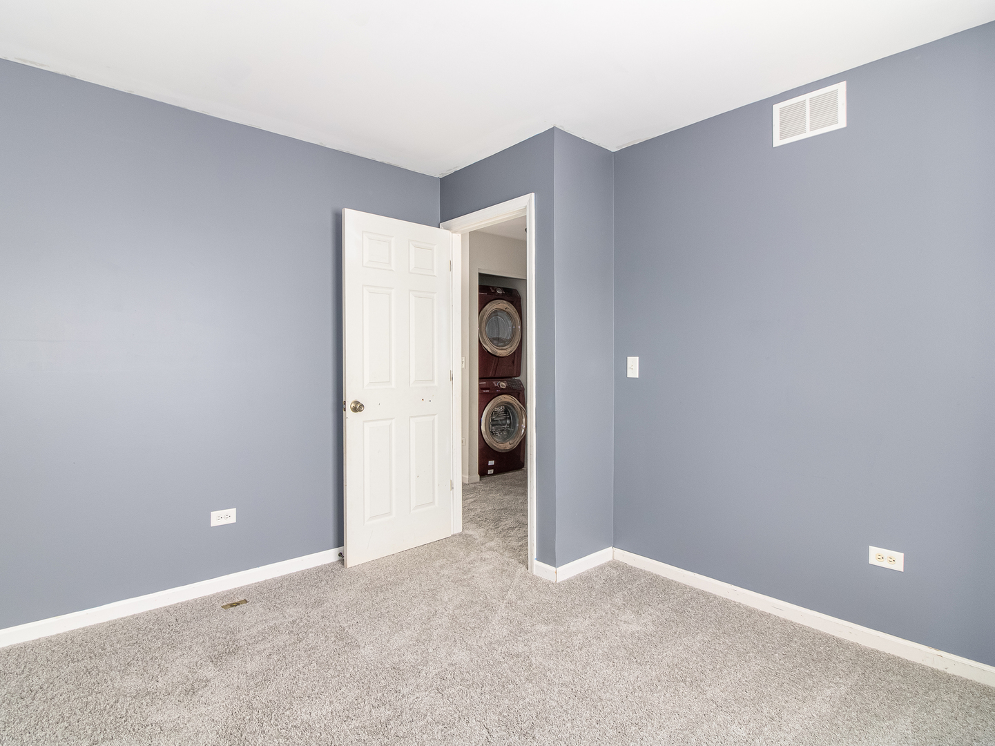 2817 Hoffman Street Plano, IL 60545 - Photo 22 of 25 an empty room with closet and a window