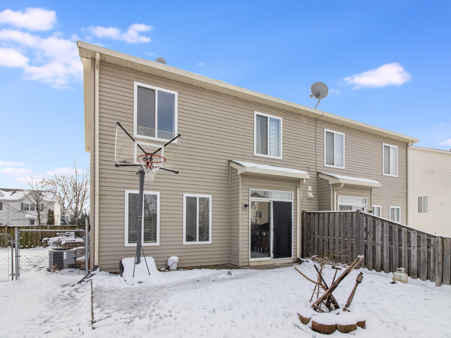 2817 Hoffman Street Plano, IL 60545 - Photo 4 of 25 a front view of a house