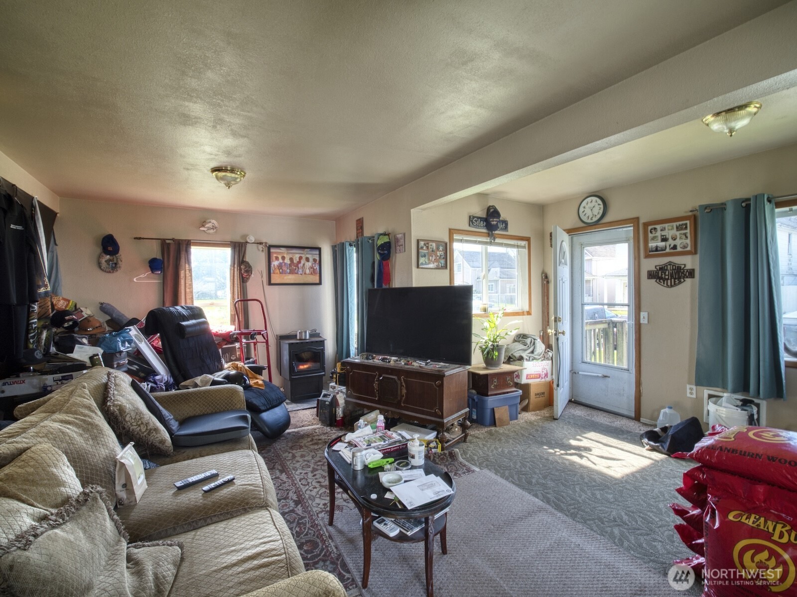 620 Monroe Street Hoquiam, WA 98550 - Photo 2 of 8 a living room with furniture and a flat screen tv