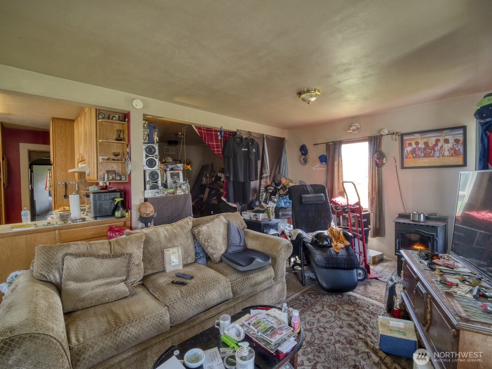 620 Monroe Street Hoquiam, WA 98550 - Photo 3 of 8 a living room with furniture and a flat screen tv