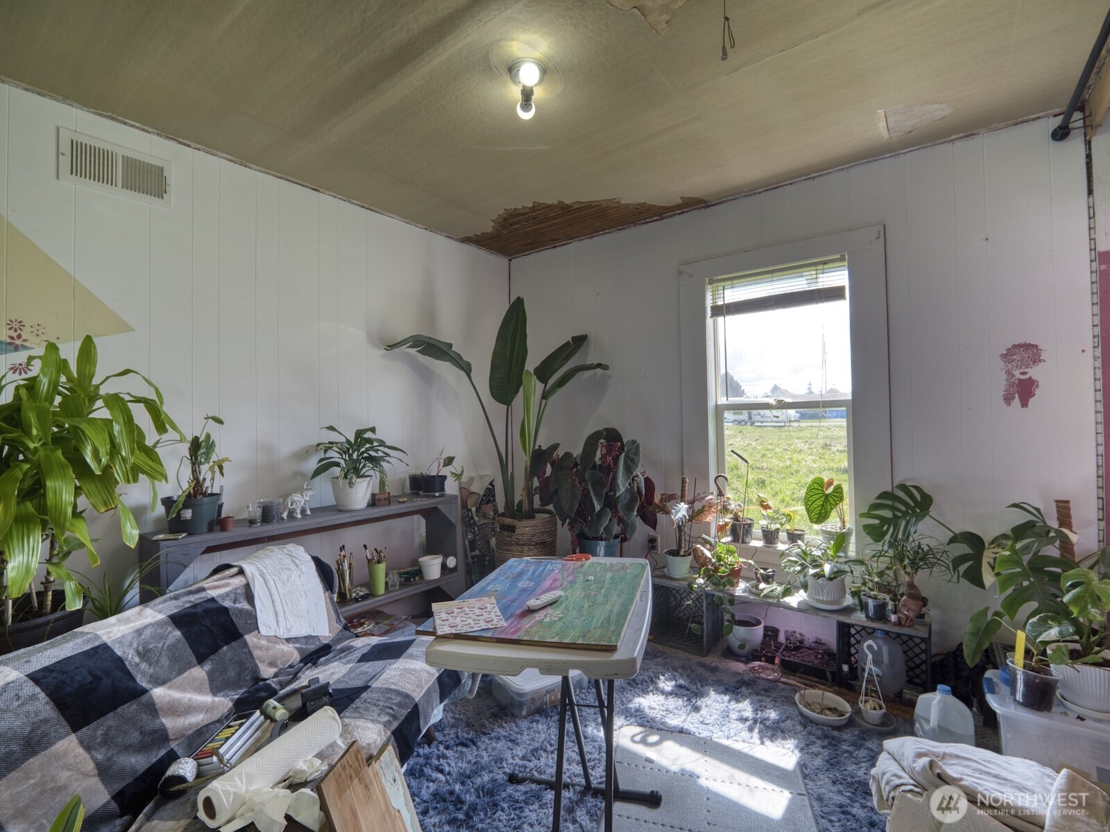 620 Monroe Street Hoquiam, WA 98550 - Photo 5 of 8 a living room with furniture potted plant and a window