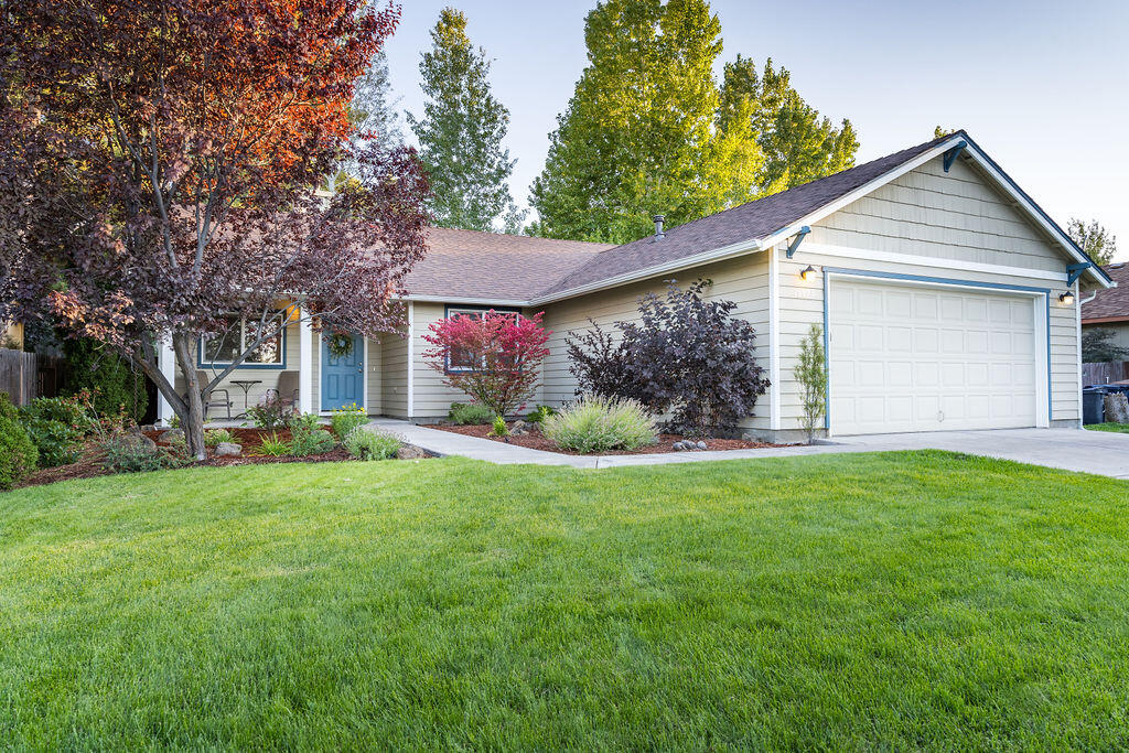 19979 Powers Road Bend, OR 97702 - Photo 4 of 24 Front 2