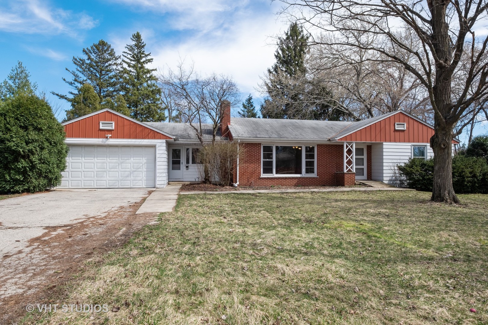 35 Pine Tree Road Northbrook, IL 60062 - Photo 1 of 10 a front view of a house with a garden