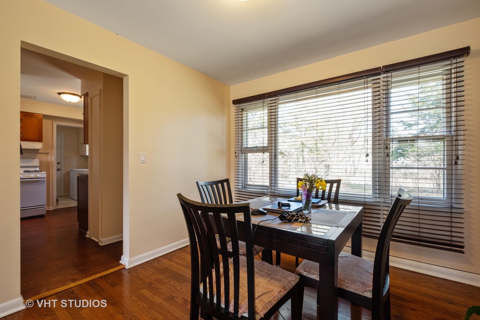 35 Pine Tree Road Northbrook, IL 60062 - Photo 4 of 10 a view of a dining room with furniture and wooden floor