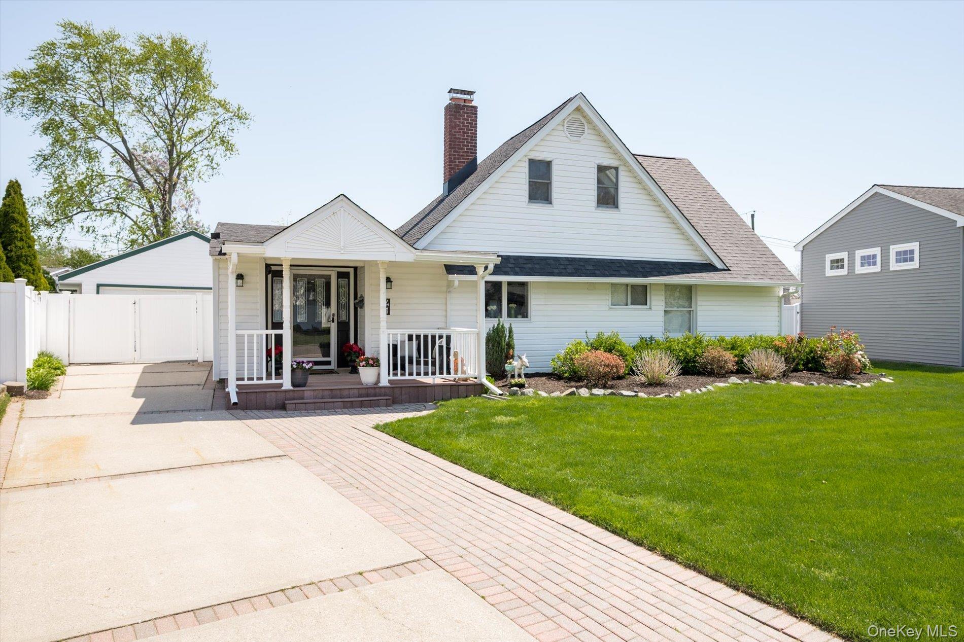 41 Disc Lane Wantagh, NY 11793 - Photo 2 of 31