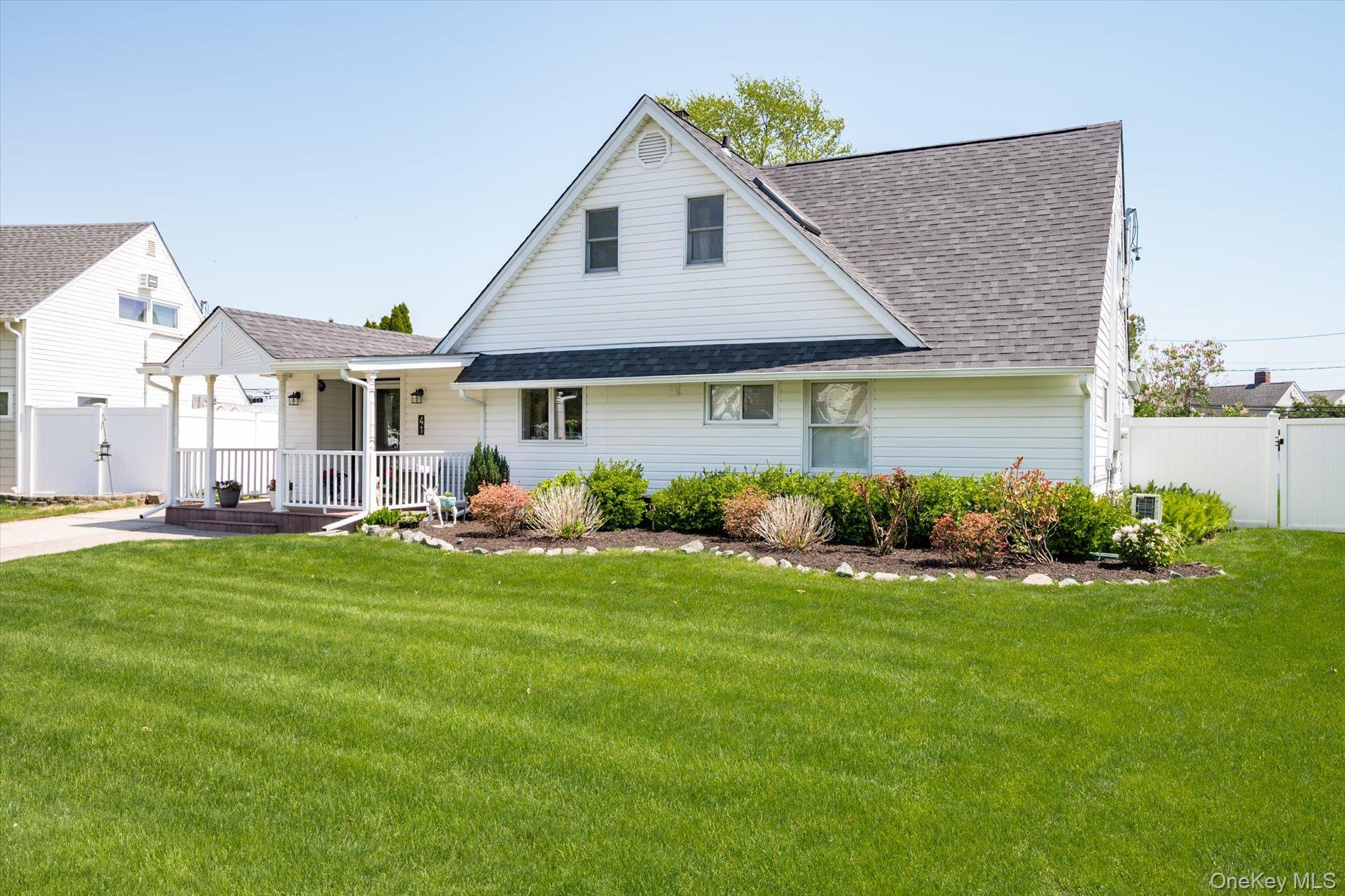 41 Disc Lane Wantagh, NY 11793 - Photo 3 of 31