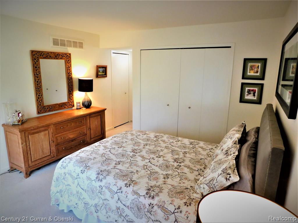 689 Charing Court Rochester Hills, MI 48307 - Photo 20 of 35