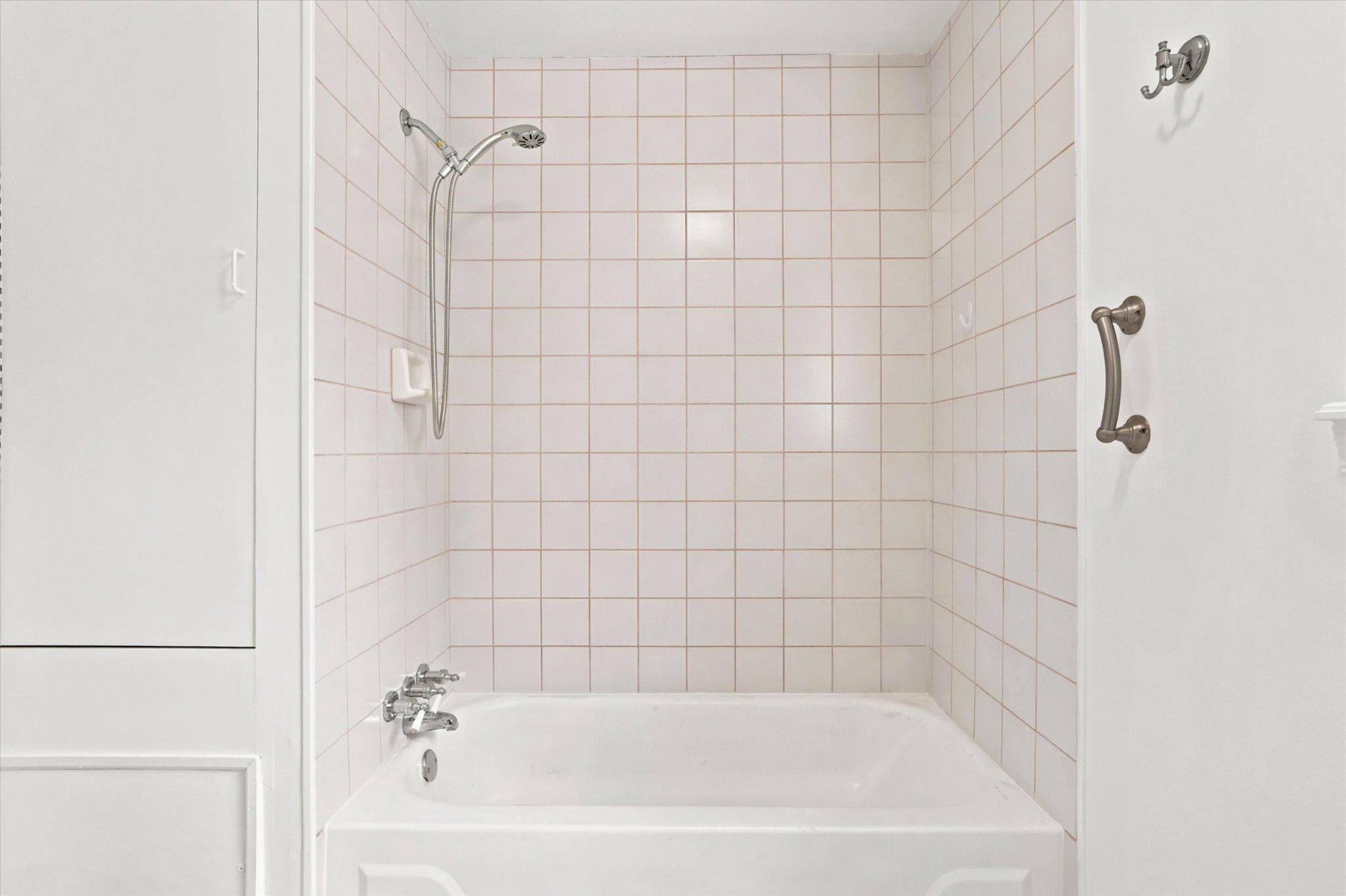 330 Monroe Street Philadelphia, PA 19147 - Photo 24 of 33 2nd floor bathroom.
