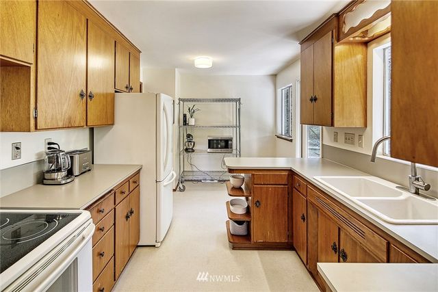 $880,000 | 18503 24th Place Northeast, Lake Forest Park, WA 98155