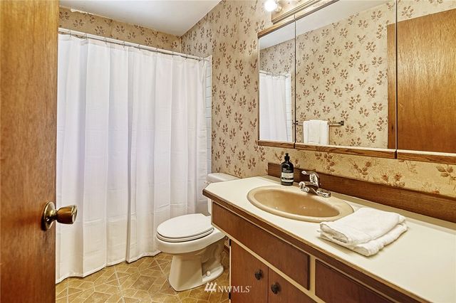 $880,000 | 18503 24th Place Northeast, Lake Forest Park, WA 98155