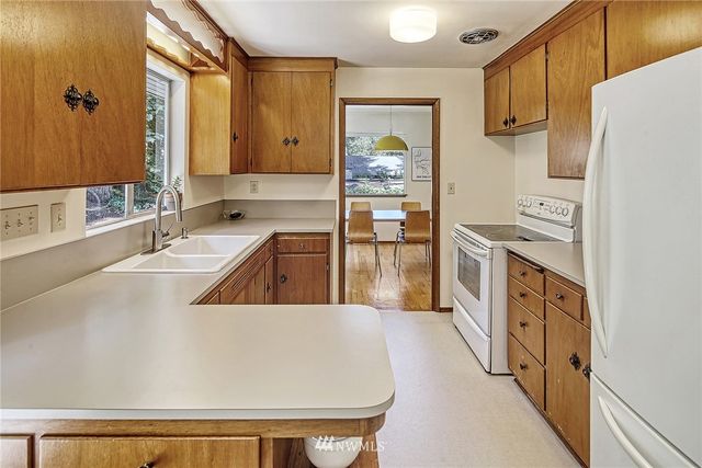 $880,000 | 18503 24th Place Northeast, Lake Forest Park, WA 98155