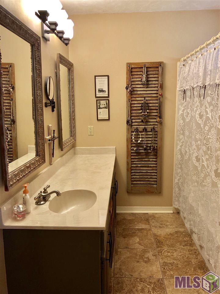 15433 Springwood Avenue Baton Rouge, LA 70817 - Photo 14 of 24 Master Bathroom