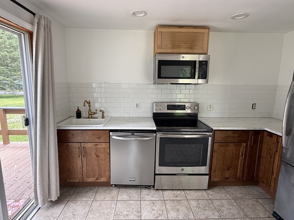 76 Nelson Circle West Springfield, MA 01089 - Photo 3 of 19