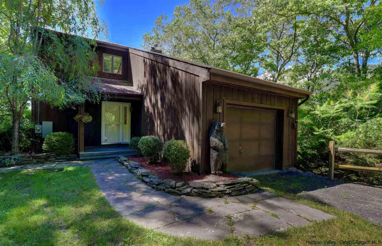 a view of a house with backyard and garden