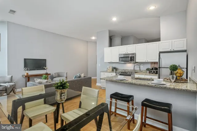 $255,000 | 315 Arch Street, Unit 406, Philadelphia, PA 19106