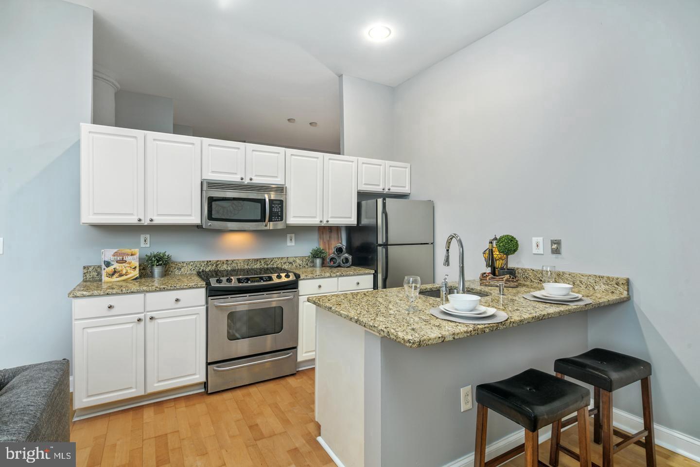 315 Arch Street, Unit 406 Philadelphia, PA 19106 - Photo 5 of 14 Living area - virtually staged