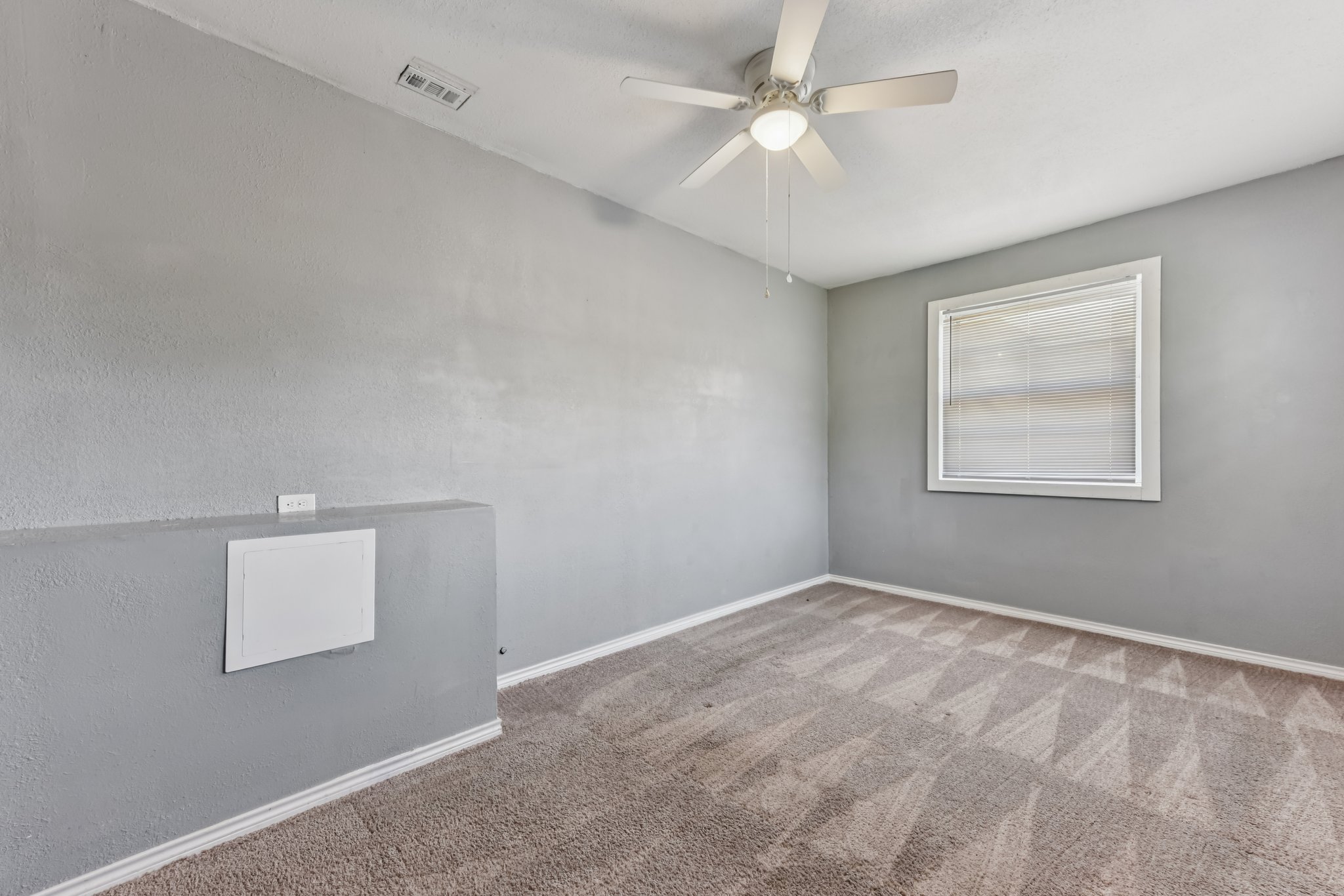1102 Jackson Street Killeen, TX 76541 - Photo 11 of 16 an empty room with windows and fan