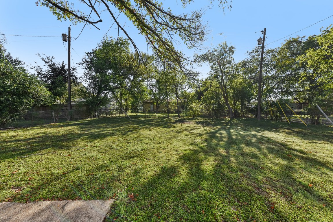 1102 Jackson Street Killeen, TX 76541 - Photo 12 of 16 a backyard of a house with lots of green space