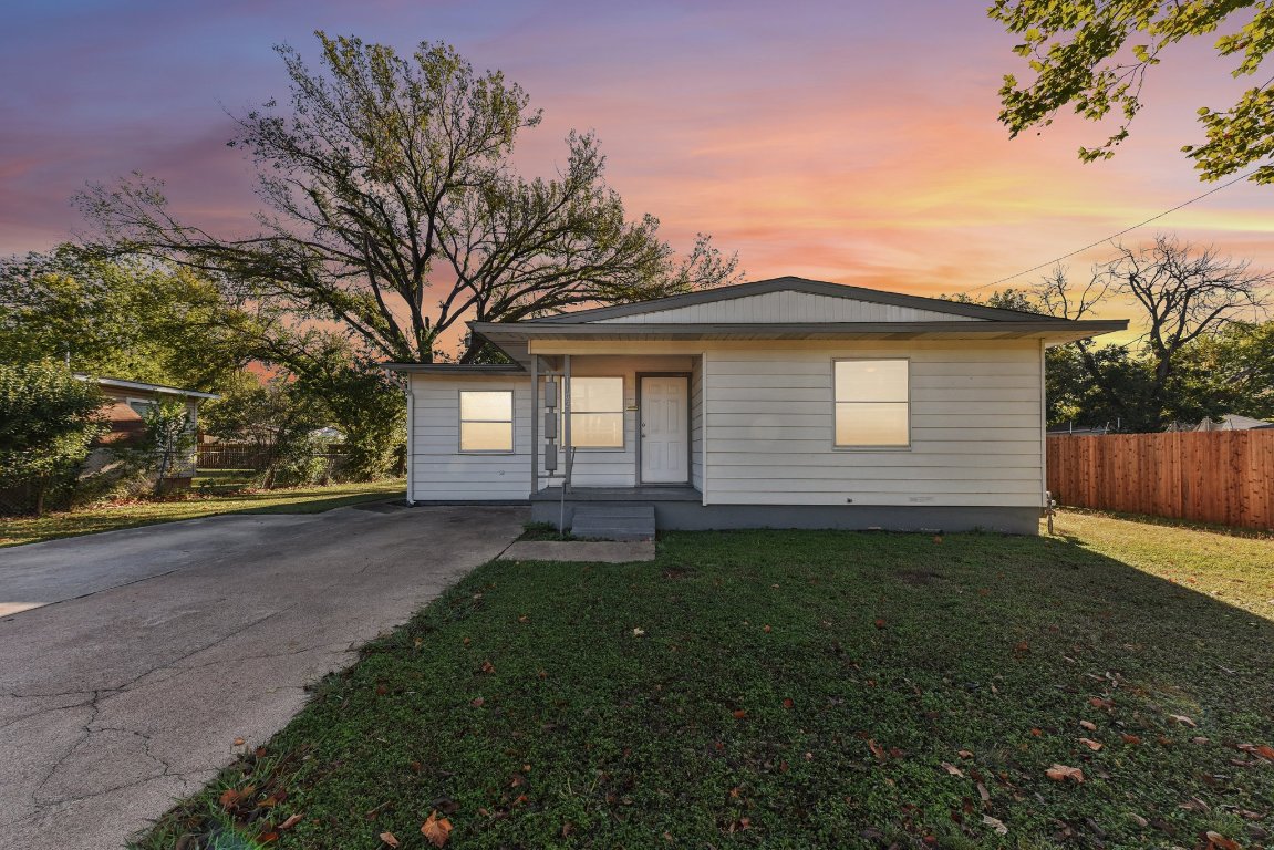 1102 Jackson Street Killeen, TX 76541 - Photo 15 of 16 a backyard of a house with lots of green space