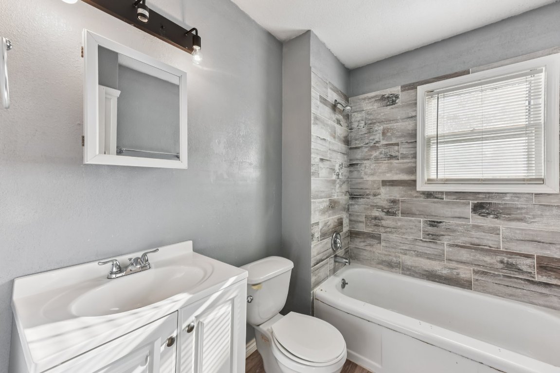 1102 Jackson Street Killeen, TX 76541 - Photo 4 of 16 a bathroom with a sink toilet vanity and bathtub