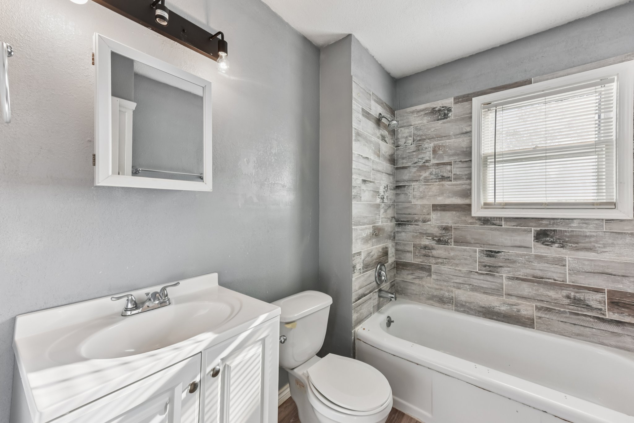 1102 Jackson Street Killeen, TX 76541 - Photo 7 of 16 a bathroom with a sink toilet vanity and bathtub