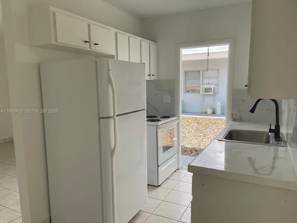 $1,400 | 6025 Polk Street, Unit 8, Hollywood, FL 33024