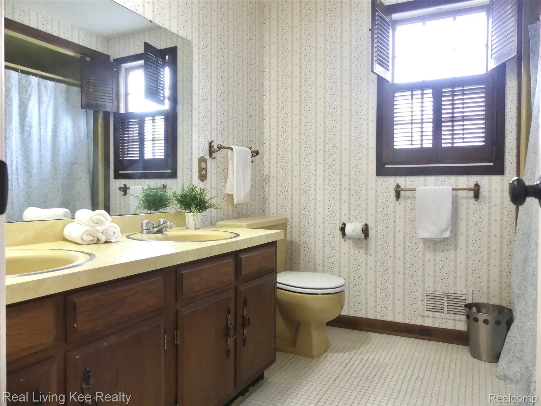 137 Aintree Road Rochester, MI 48306 - Photo 34 of 48 Full bath upstairs