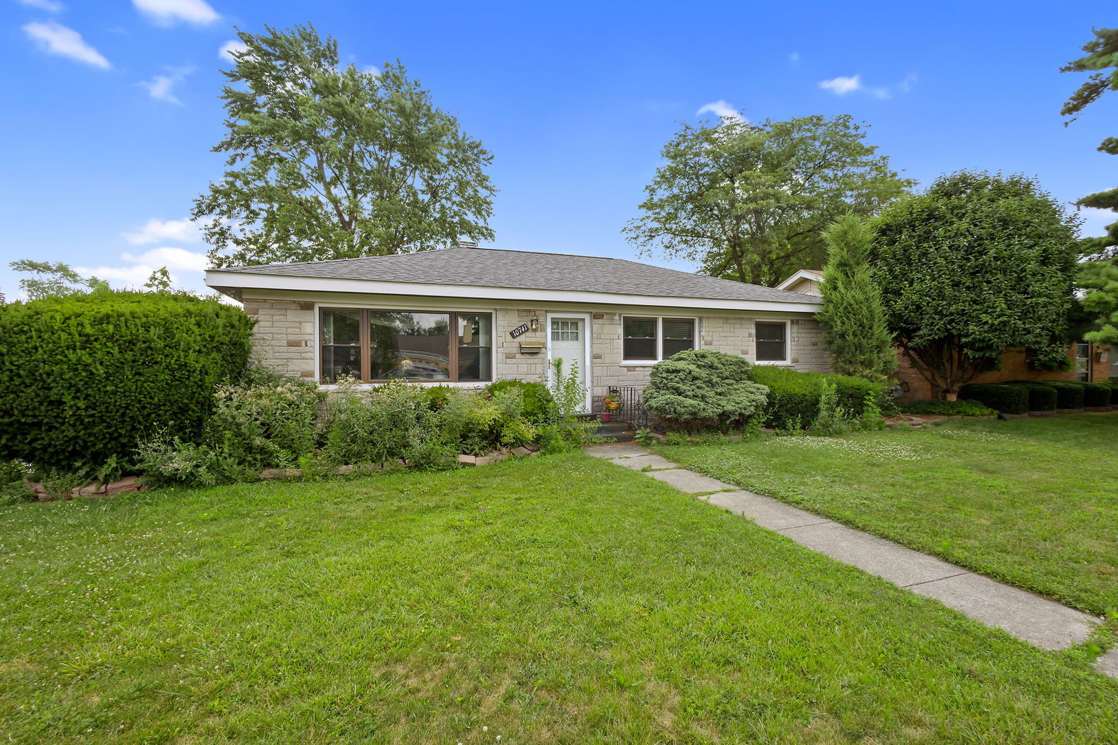 10741 Mason Avenue Chicago Ridge, IL 60415 - Photo 20 of 23 a front view of a house with a yard