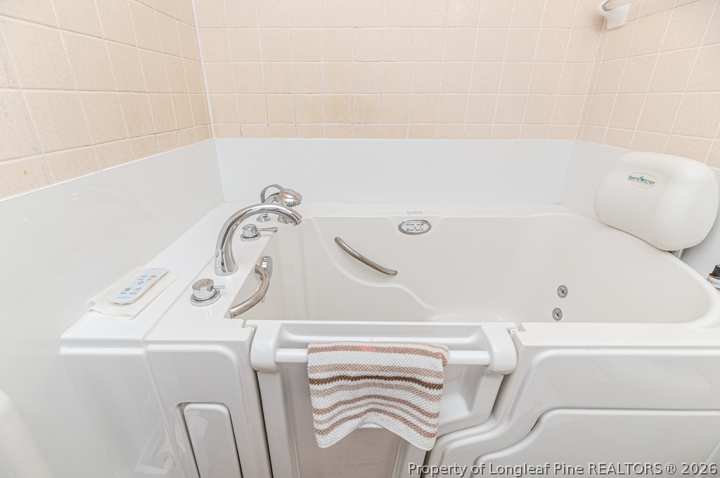 3384 Goldston Glendon Road Goldston, NC 27252 - Photo 21 of 47 a bathroom with a bathtub