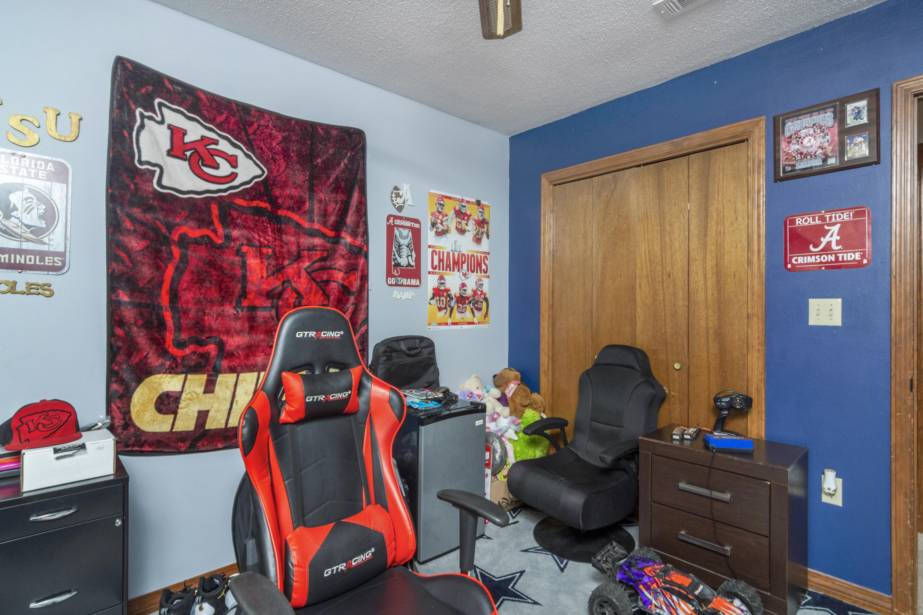 414 Ashley Drive Crestview, FL 32536 - Photo 22 of 29 a room with furniture and musical instruments