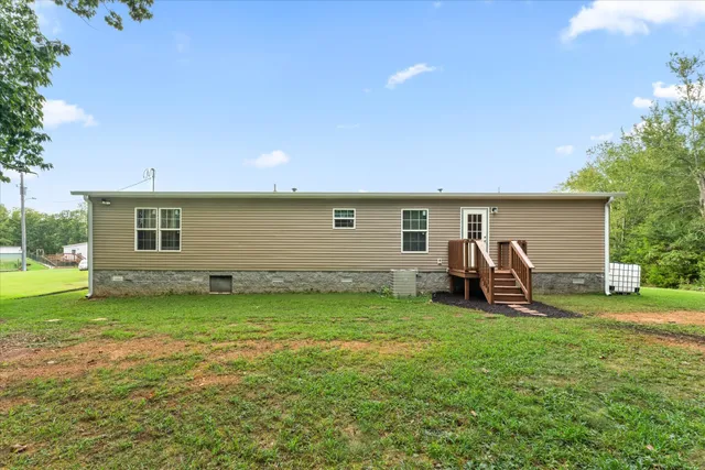 a view of a house with backyard