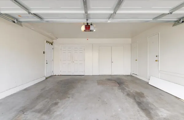a view of a livingroom with a ceiling fan