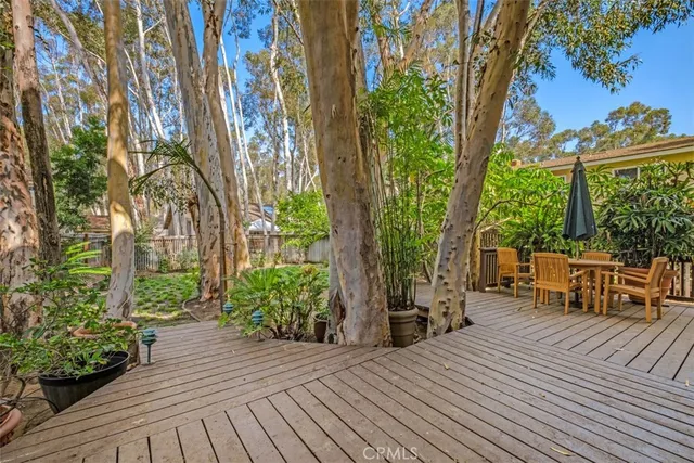 a view of yard with seating area