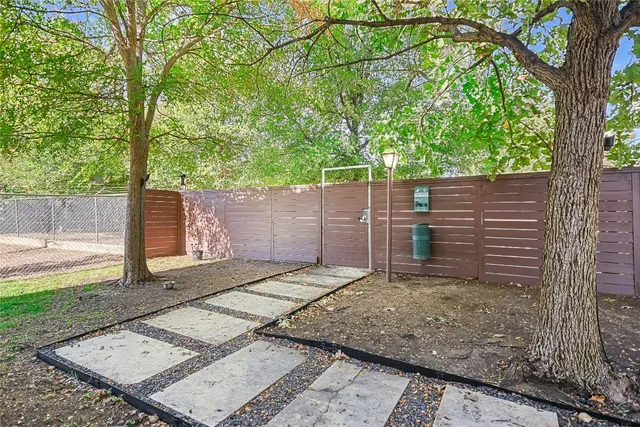 a view of a backyard