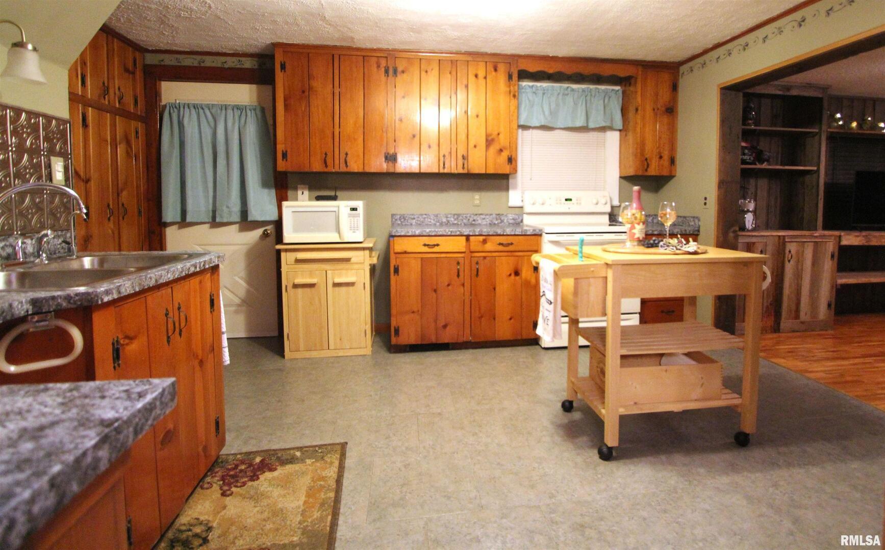 1316 Florence Avenue Clinton, IA 52732 - Photo 12 of 28