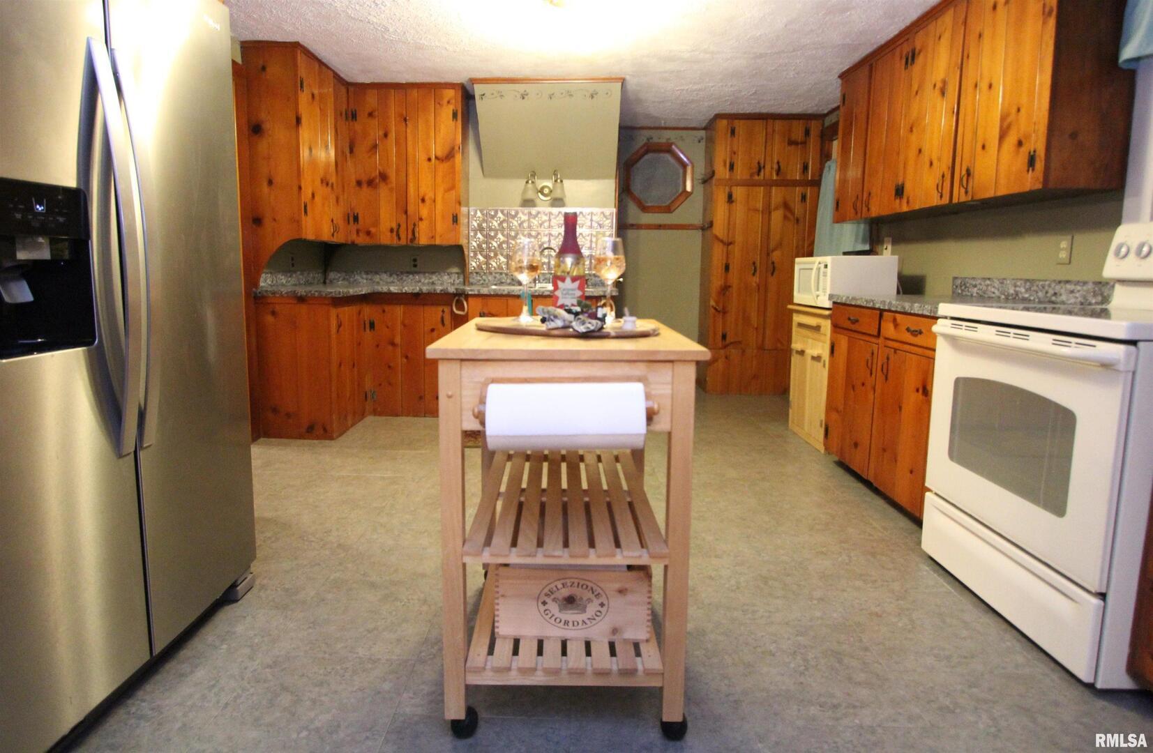 1316 Florence Avenue Clinton, IA 52732 - Photo 13 of 28