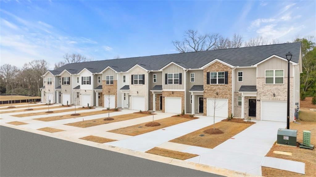 121 Kenmore Circle Perry, GA 31069 - Photo 3 of 28 a front view of a house with a yard