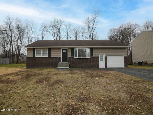 $349,000 | 18 Melissa Court, Colonie, NY 12205