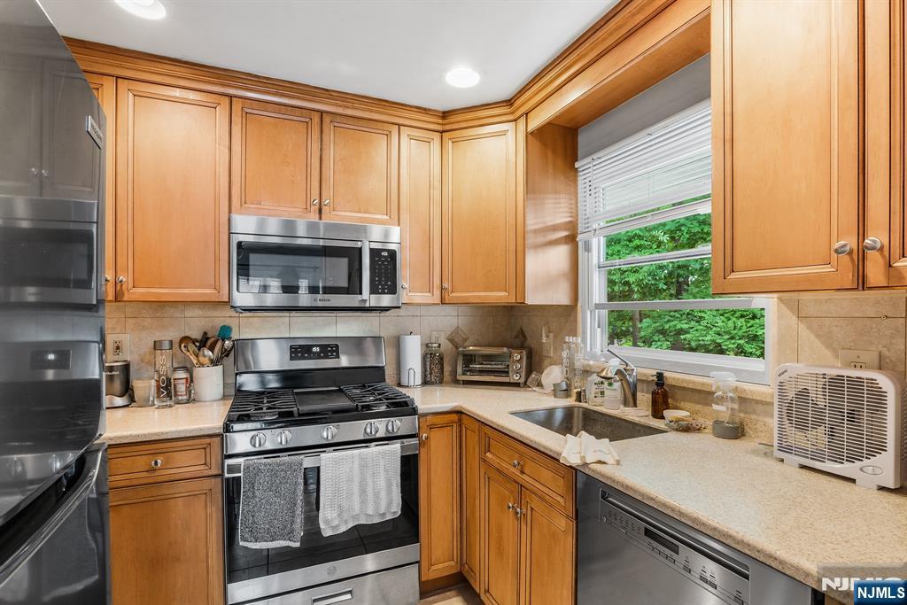 642 Ellington Road Ridgewood, NJ 07450 - Photo 9 of 27
