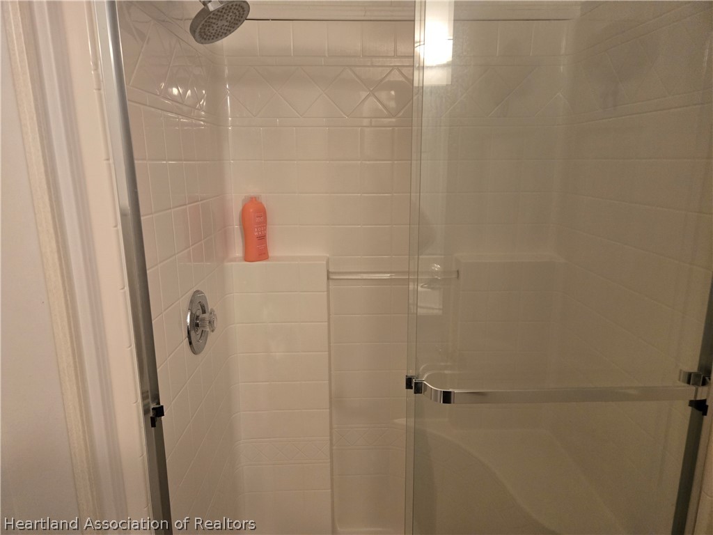 504 Thunderbird Hill Road Sebring, FL 33872 - Photo 20 of 35 a bathroom with a shower