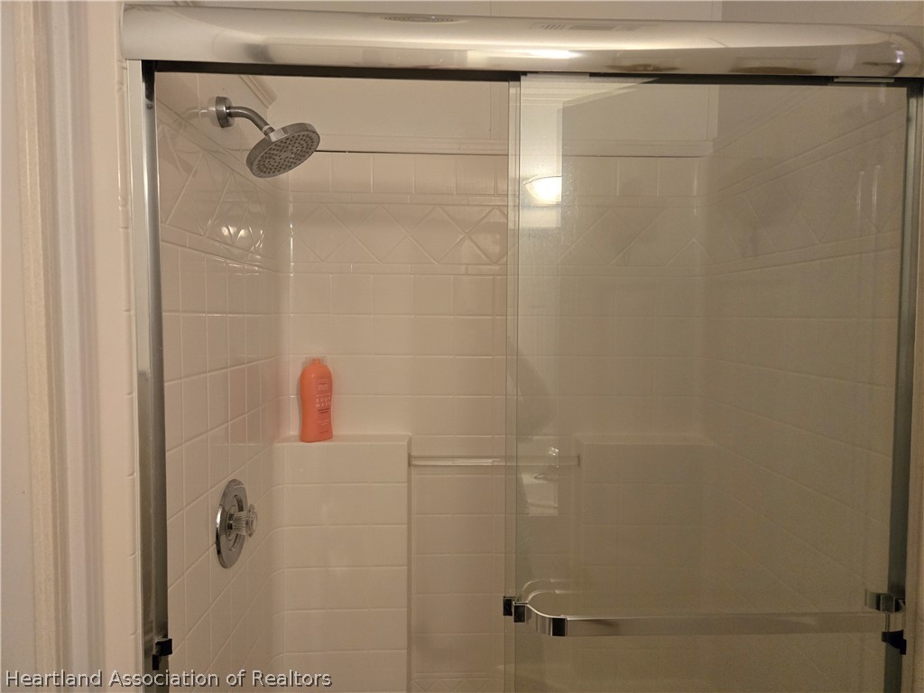 504 Thunderbird Hill Road Sebring, FL 33872 - Photo 21 of 35 a bathroom with a shower