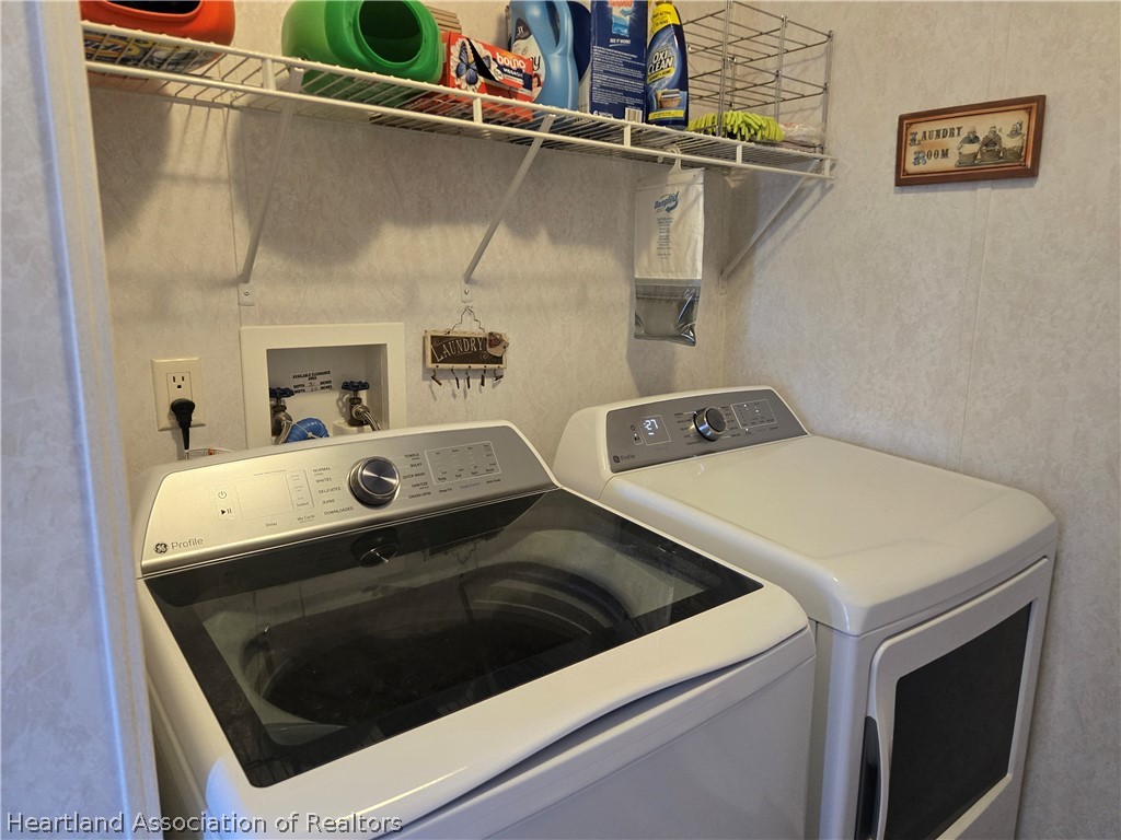 504 Thunderbird Hill Road Sebring, FL 33872 - Photo 23 of 35 a utility room with dryer and washer