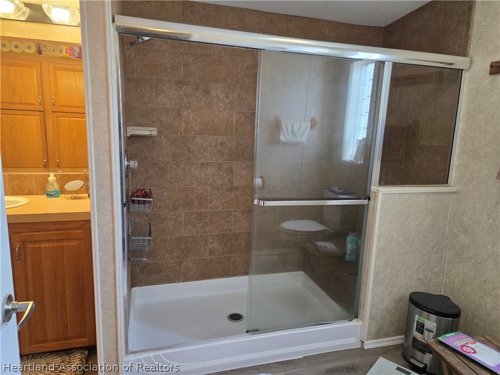 504 Thunderbird Hill Road Sebring, FL 33872 - Photo 26 of 35 a bathroom with a bathtub