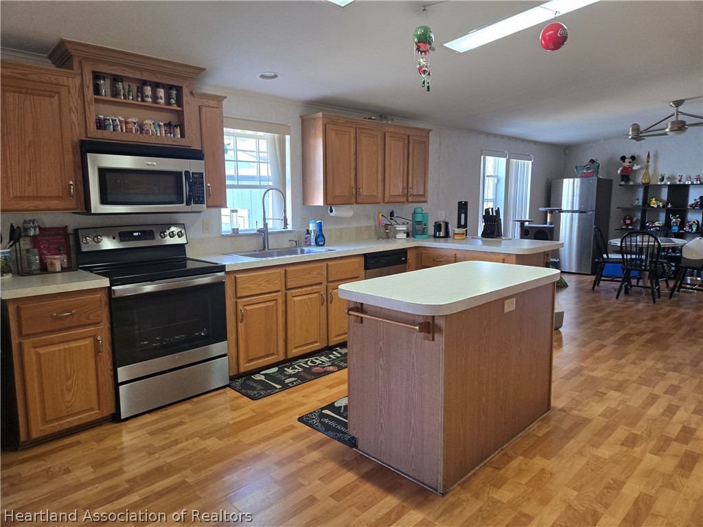 504 Thunderbird Hill Road Sebring, FL 33872 - Photo 6 of 35 a kitchen with a sink stove and cabinets