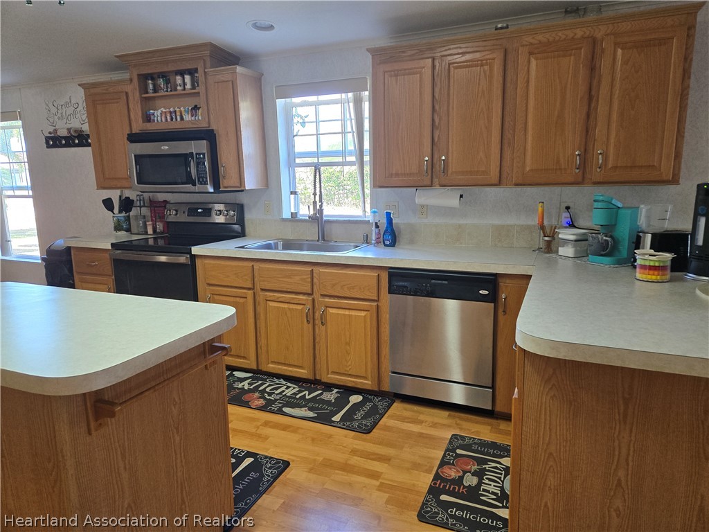 504 Thunderbird Hill Road Sebring, FL 33872 - Photo 8 of 35 a kitchen with a stove a sink and a refrigerator