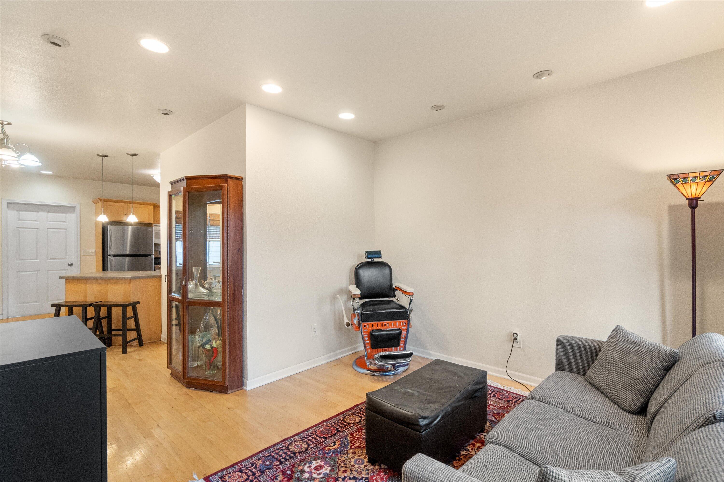 1751 North Franklin Place Milwaukee, WI 53202 - Photo 2 of 27 11-DSC00767