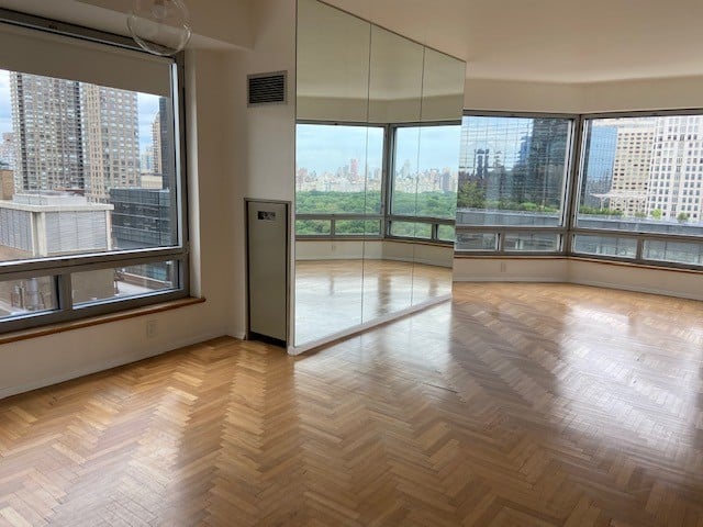 301 West 57th Street, Unit 18A Manhattan, NY 10019 - Photo 5 of 14 Dining Area